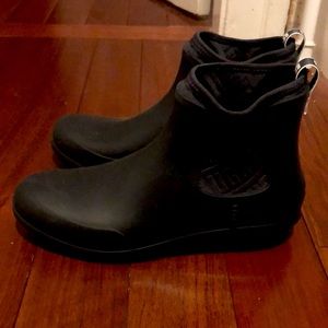 Ugg Chevonne rain boots size 11 navy / black